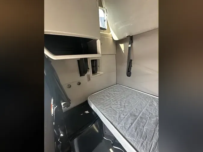 2017 VOLVO VNL64T670