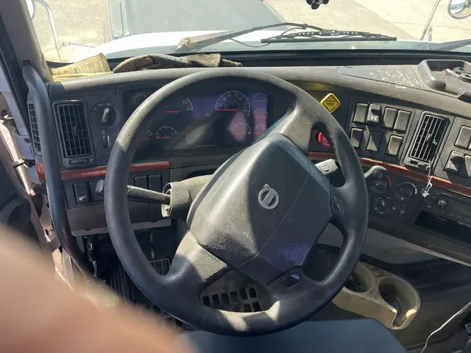 2011 VOLVO VNM64T300