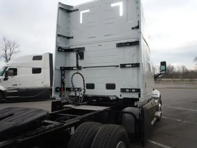 2025 VOLVO VNL64Tv04