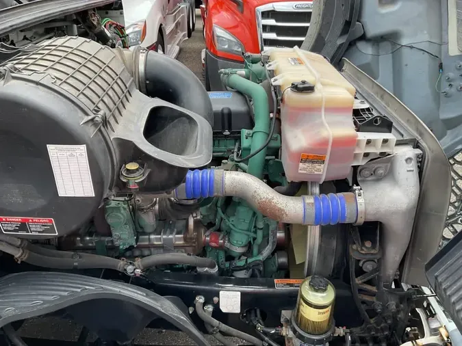 2019 VOLVO VNL64T-300