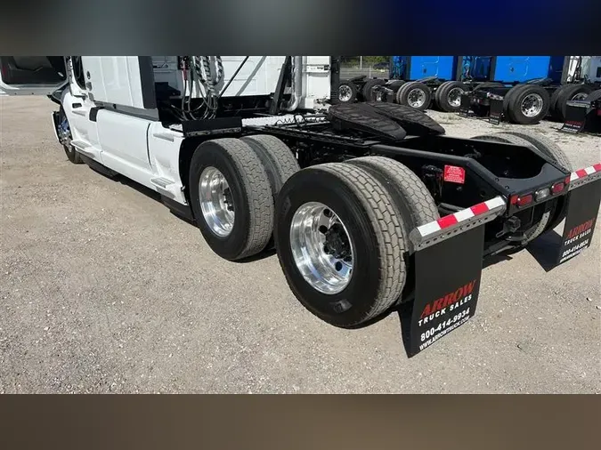 2021 VOLVO VNL860