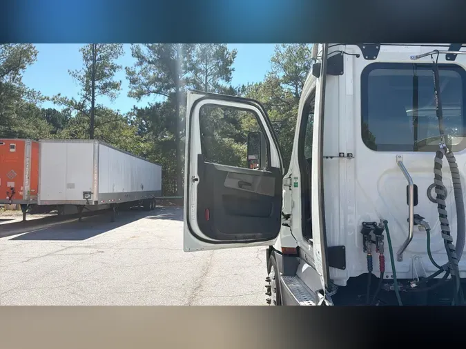 2020 Freightliner Cascadia 126