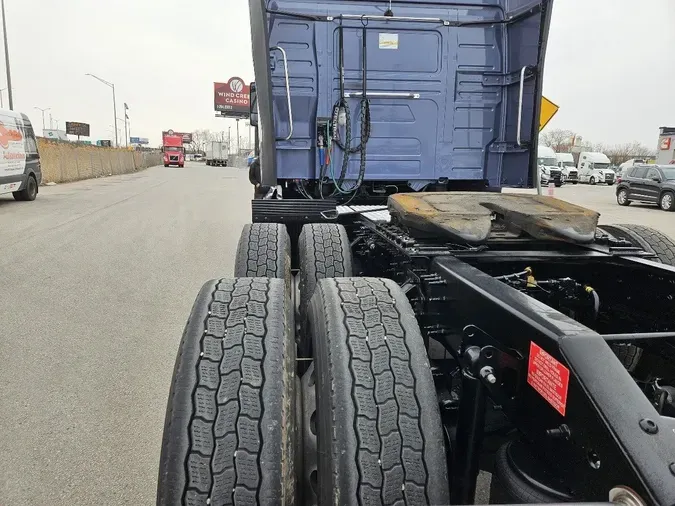 2025 VOLVO VNL64T860