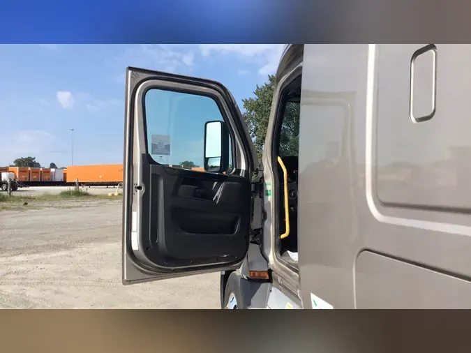2023 Freightliner Cascadia 12682c007bbd79cfeda21faebb6ccc90f9a