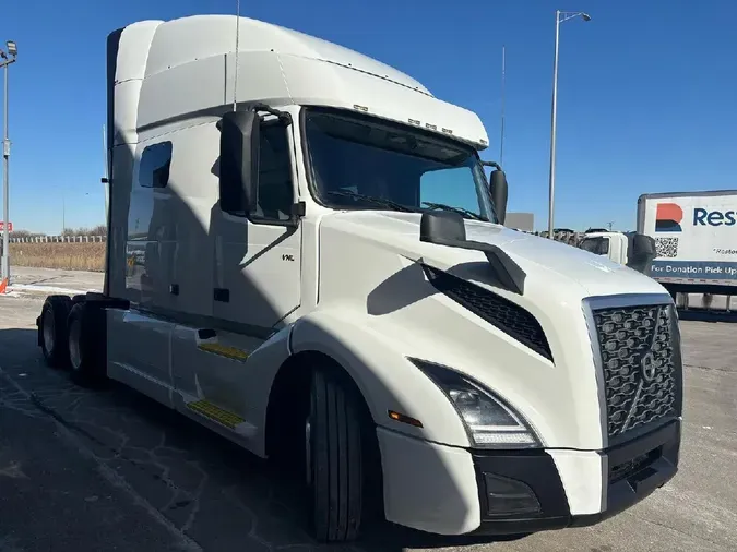 2021 VOLVO VNL64T740