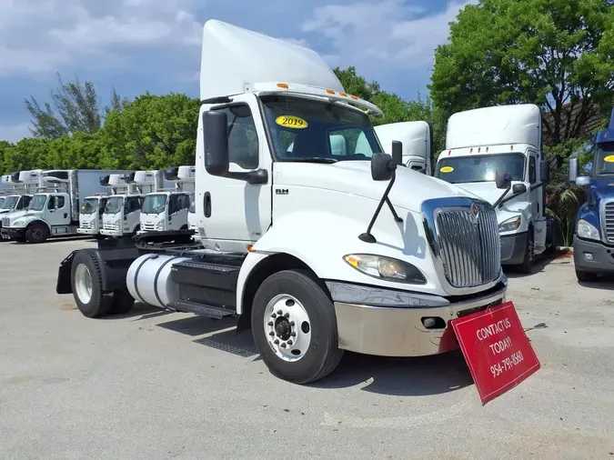 2019 NAVISTAR INTERNATIONAL RH613 DAYCAB S/A