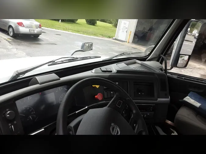 2019 Volvo VNL300