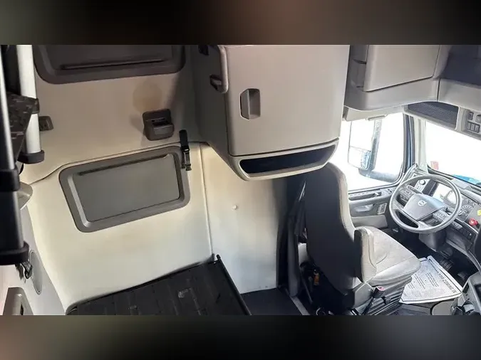 2021 VOLVO VNL760