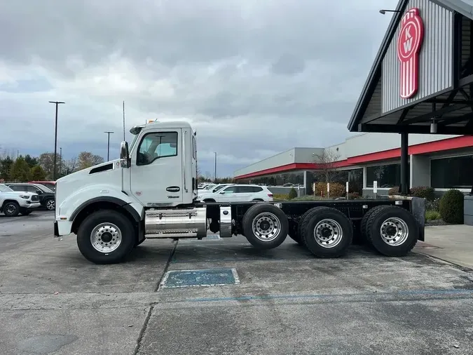 2025 Kenworth T880