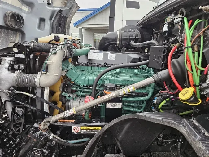 2024 VOLVO VNL64T860