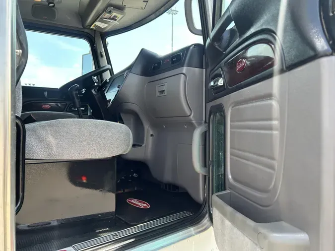 2023 Peterbilt 389