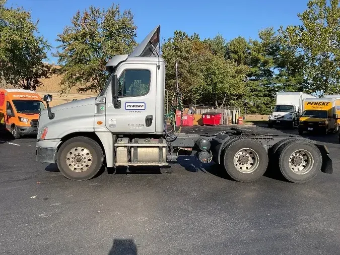 2018 Freightliner X12564ST