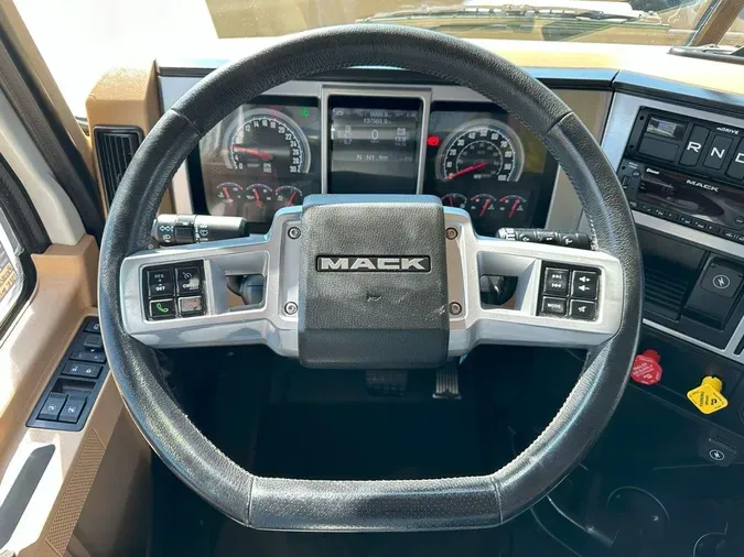 2022 MACK PI64T