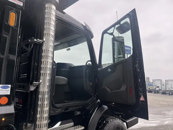 2026 VOLVO VHD64B300