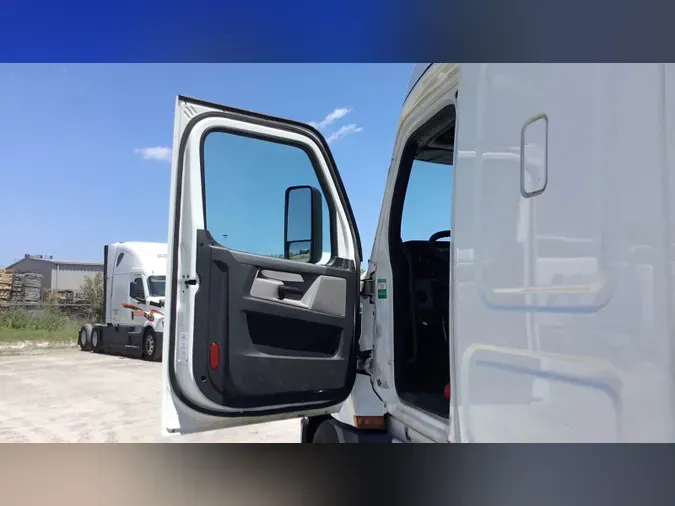 2020 Freightliner Cascadia 126