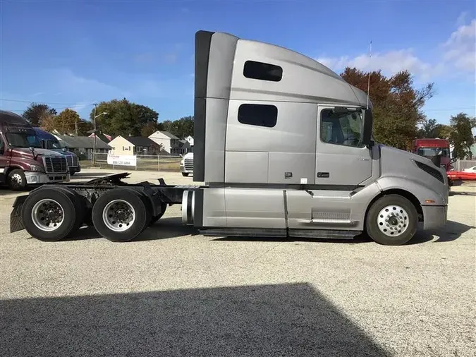 2021 VOLVO VNL760