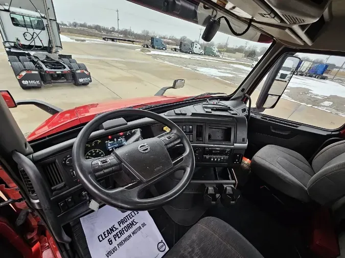 2022 VOLVO VNR64T300