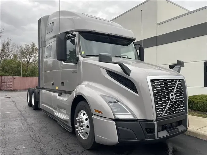 2021 VOLVO VNL64T760