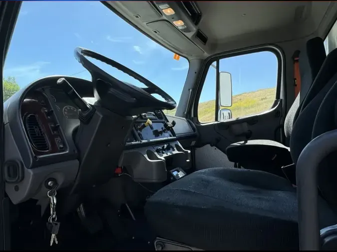 2017 FREIGHTLINER/MERCEDES M2 106