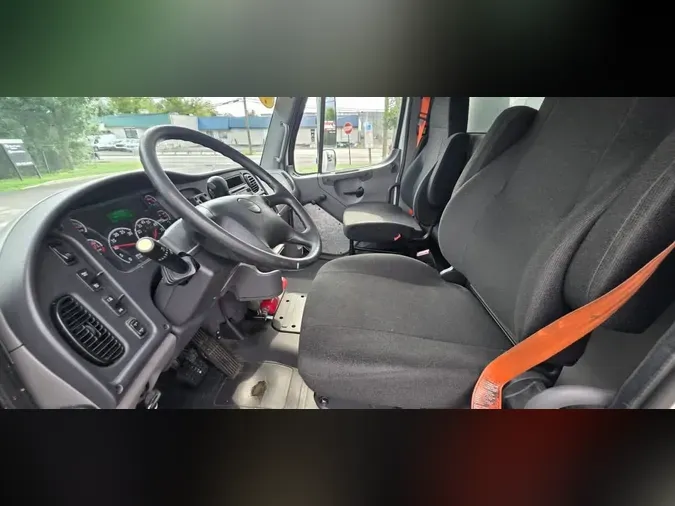 2017 FREIGHTLINER/MERCEDES M2 106