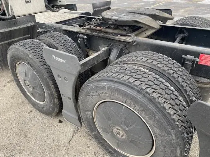 2023 Volvo VNR64T400