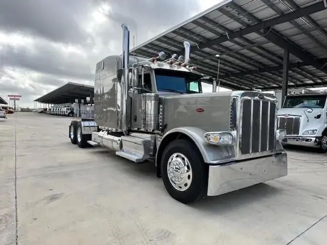 2022 Peterbilt 389