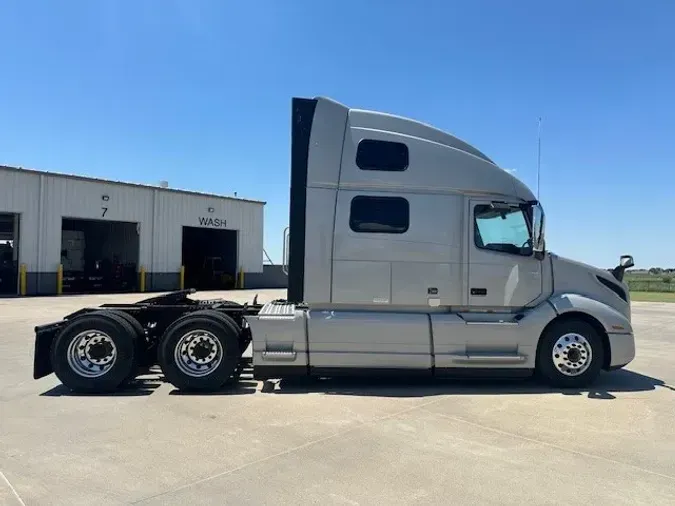 2025 VOLVO VNL64T860