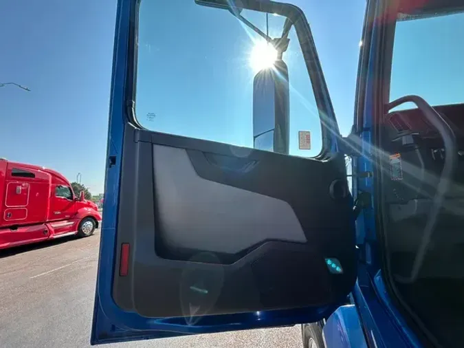 2022 VOLVO VNL860