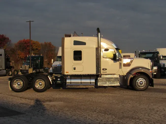 2023 Kenworth W990836f983bbd4535dd5224810723b77a22