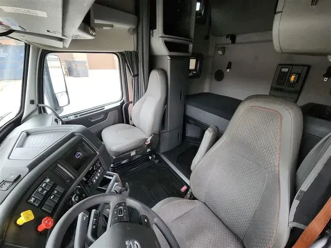 2021 VOLVO VNL760