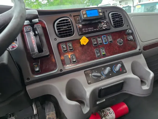 2018 FREIGHTLINER M2 106