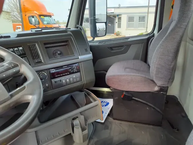 2019 VOLVO VNL64T-300