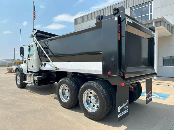 2022 MACK GR64F