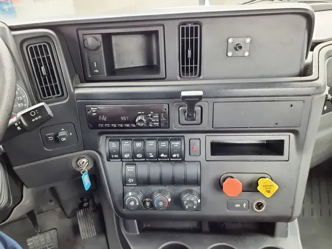 2019 NAVISTAR INTERNATIONAL LT625 DAYCAB T/A83d0a9ae3960856220d8d576508800b8