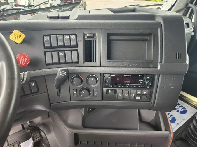 2024 VOLVO VNL64T760