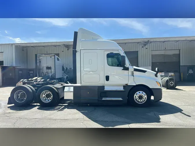 2021 Freightliner Cascadia 12683e0cac0bfbf16515c16c83c7ac5bb98