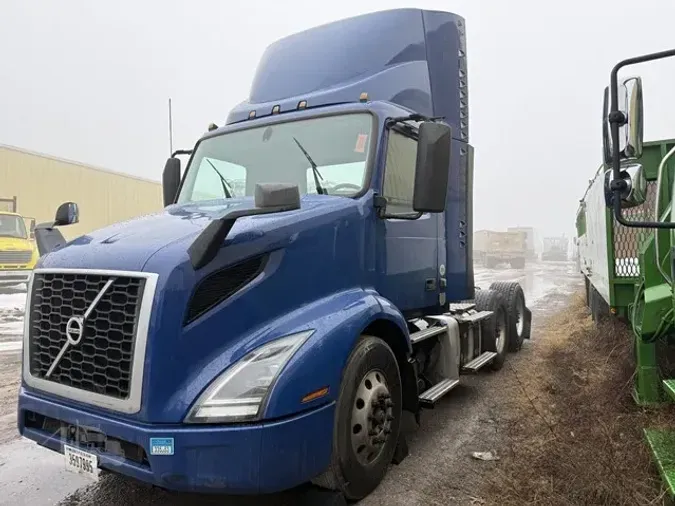 2021 VOLVO VNR64T300