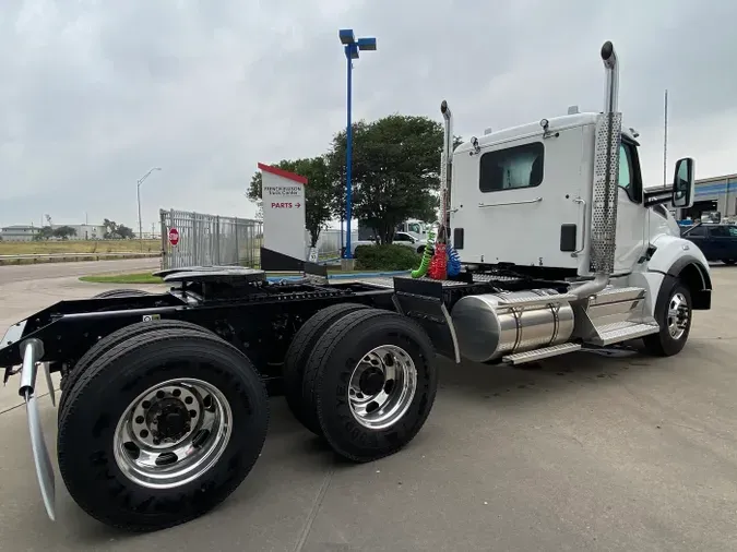 2025 Kenworth T880