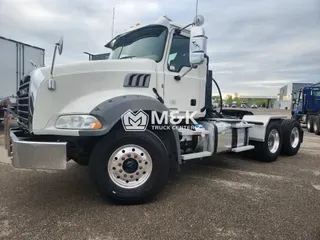 2020 MACK GR64BT
