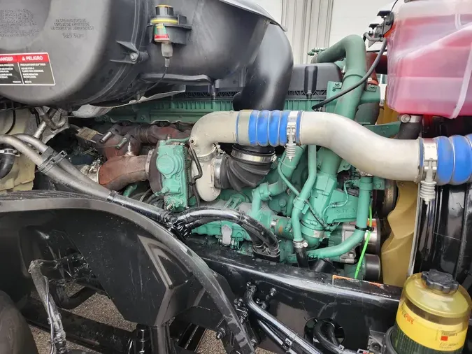 2022 VOLVO VNL64T760