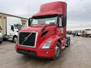 2022 VOLVO VNR64T300
