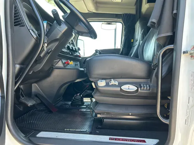 2023 Kenworth W990
