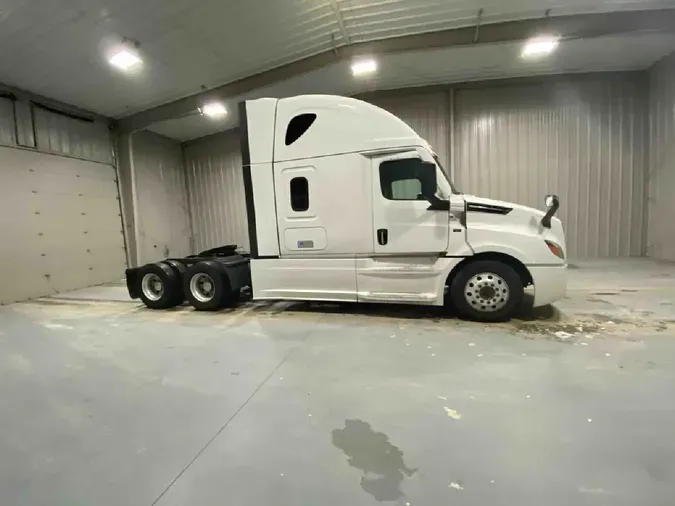 2022 FREIGHTLINER Cascadia 126842a6437ecad0d407058a423d5e8d1f4
