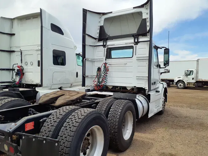 2017 VOLVO VNL64TRACTOR