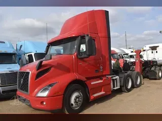 2020 VOLVO VNR64T300