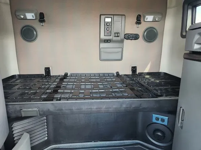 2022 VOLVO VNL64T740