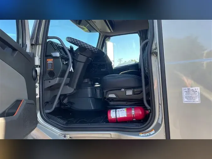 2022 VOLVO VNL760