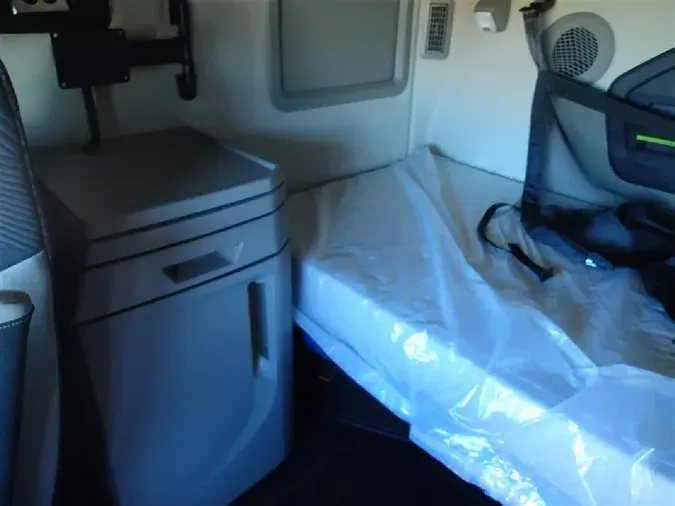 2025 VOLVO VNL64T860