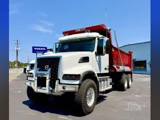 2025 VOLVO VHD64F300