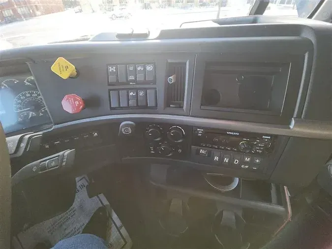 2019 VOLVO VNL760